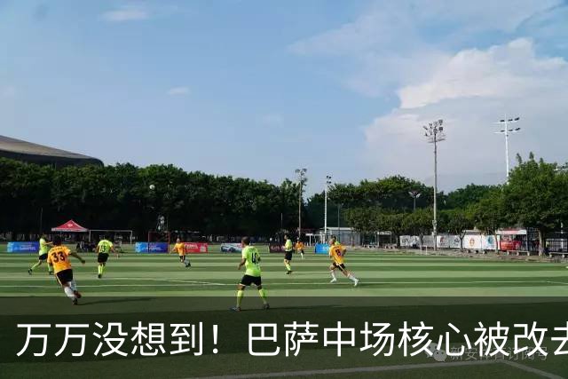万万没想到！巴萨中场核心被改去踢中卫，原因还和膝盖有关啊